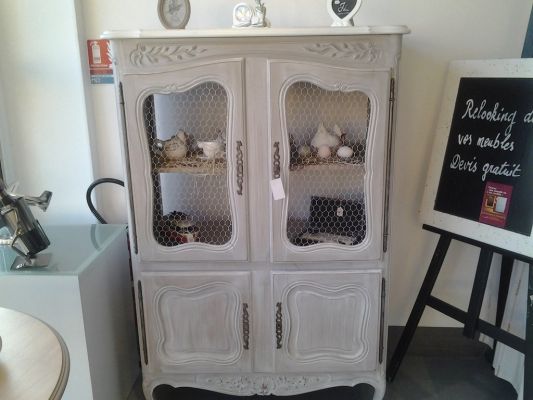 Meuble style Louis XV provençal relooké en garde-manger grillagé cérusé